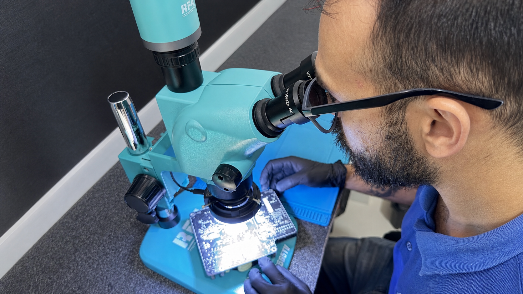 Técnico da VirABC realizando manutenção avançada de placa sob microscópio