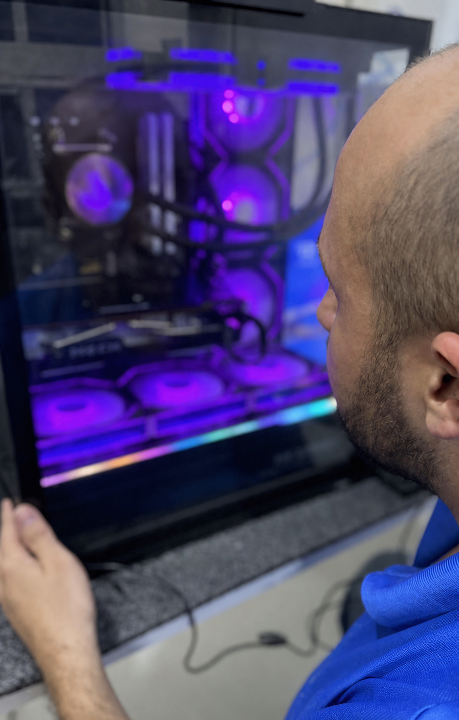 Técnico da VirABC inspecionando um computador gamer